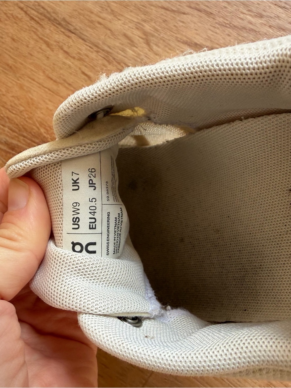 On Running Cloud 5 Running Shoes in White Women’s Size 9 - Picture 6 of 7